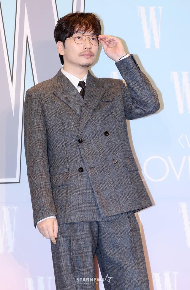 배우 이동휘가 15일 서울 종로구 포시즌스 호텔에서 열린 제20회 유방암 인식 향상 캠페인 자선 행사 'LOVR YOUR' 포토월에 참석해 포즈를 취하고 있다. /2025.10.15 /사진=김휘선 hwijpg@