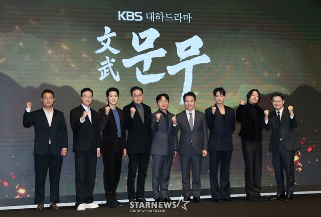 김영조 감독을 비롯해 배우 정웅인, 김강우, 이현욱, 장혁, 조성하 등 출연 및 제작자드링 18일 오후 서울 구로구 더세인트에서 진행된 KBS 2TV 대하드라마 '문무' 제작보고회에 참석해 포즈를 취하고 있다. /2025.11.18 /사진=이동훈 photoguy@