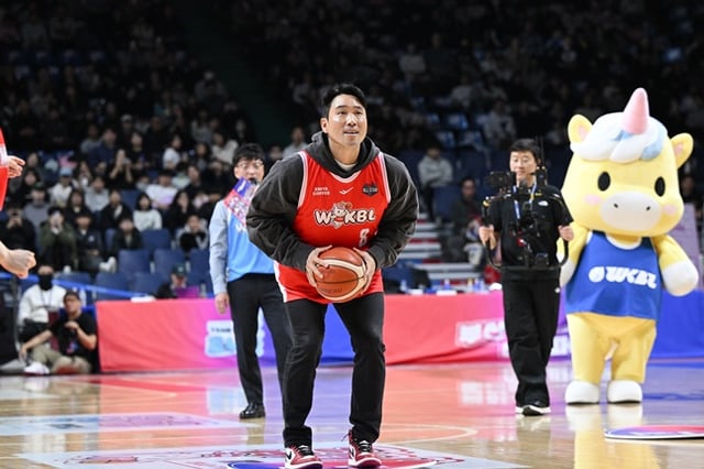 롯데 전준우가 4일 열린 2025~2026 WKBL 올스타전에서 시투를 하고 있다. /사진=WKBL 제공