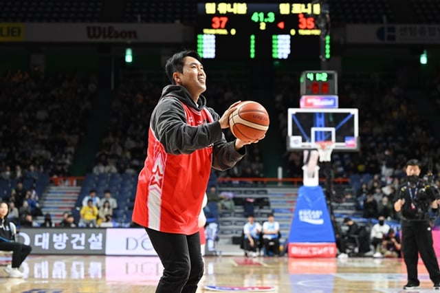 전준우가 슛을 시도하고 있다. /사진=WKBL 제공