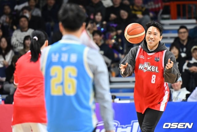 롯데 전준우가 BNK 이소희와 2볼 챌린지를 하고 있다.