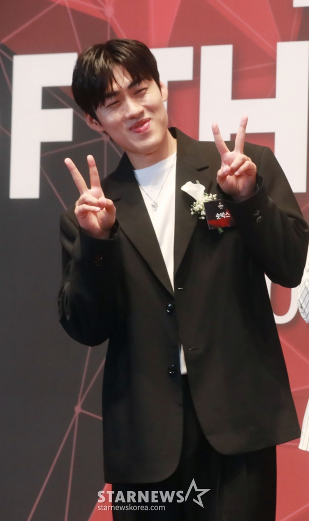 코미디언 김원훈이 3일 오후 서울 신라호텔에서 진행된 '2024 올해의 브랜드 대상' 포토월 행사에 참석해 동료 조진세, 엄지윤과 포즈를 취하고 있다. /2024.09.03 /사진=이동훈