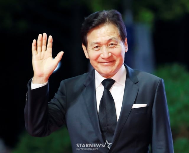 (서울=뉴스1) = 배우 안성기가 5일 서울 용산구 순천향대병원에서 향년 74세를 일기로 별세했다. 사진은 2021년 제26회 부산국제영화제 개막식 레드카펫 행사에 참석하는 배우 안성기. (뉴스1 DB) 2026.1.5/뉴스1  Copyright © 뉴스1. All rights reserved. 무단 전재 및 재배포,  AI학습 이용 금지. /사진=(서울=뉴스1)