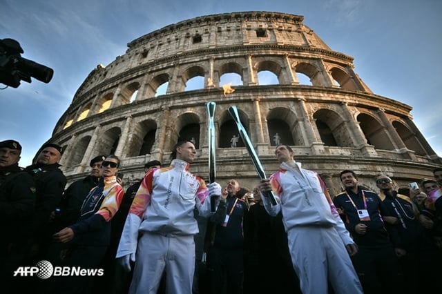 The Winter Olympics torch relay is taking place in front of the Coliseum in Rome, Italy. /AFPBBNews=News1