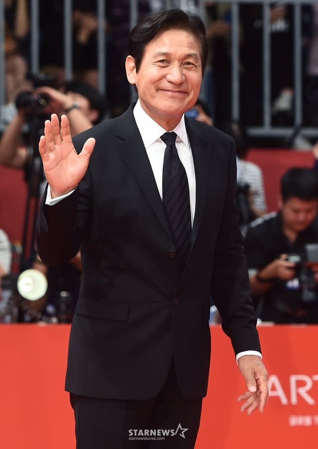 (서울=뉴스1) = 배우 안성기가 5일 서울 용산구 순천향대병원에서 향년 74세를 일기로 별세했다. 사진은 2016년 제21회 부산국제영화제 개막식 레드카펫 행사에 참석하는 배우 안성기. (뉴스1 DB)2026.1.5/뉴스1 Copyright © 뉴스1. All rights reserved. 무단 전재 및 재배포, AI학습 이용 금지. /사진=(서울=뉴스1)
