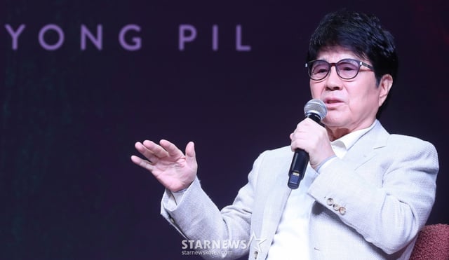 가수 조용필이 22일 오후 서울 용산구 블루스퀘어에서 진행된 정규 20집 '20' 발매기념 기자간담회에 참석해 인사말을 하고 있다. '20'은 조용필의 음악 세계에서 중요한 이정표가 될 앨범으로, 타이틀곡 '그래도 돼'를 비롯해 '찰나', 'Timing(타이밍)', '세렝게티처럼', '왜', 'Feeling Of You(필링 오브 유)', '라' 등 총 7곡이 수록됐다. 록, 일렉트로니카, 발라드를 가로지르는 넓은 장르 스펙트럼을 보여줄 예정이다. 2024.10.22 /사진=김창현 chmt@
