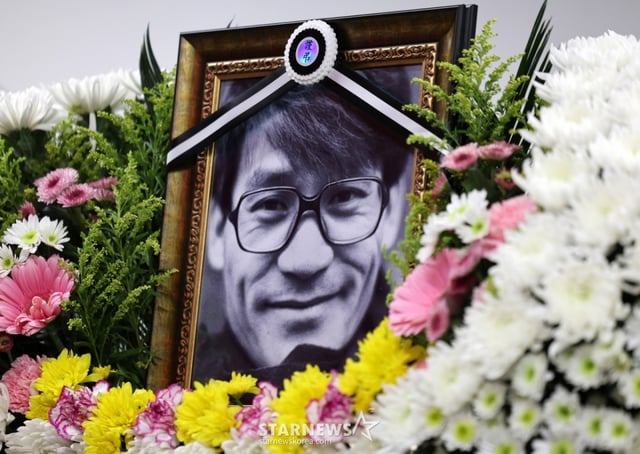 (서울=뉴스1) 박지혜 기자 = 5일 서울 중구 서울영화센터에 고 안성기의 추모 공간이 마련돼 있다. 안성기는 이날 오전 9시 서울 용산구 순천향대병원 중환자실에서 가족들이 지켜보는 가운데 눈을 감았다. 향년 74세. 2026.1.5/뉴스1 Copyright © 뉴스1. All rights reserved. 무단 전재 및 재배포, AI학습 이용 금지. /사진=(서울=뉴스1) 박지혜 기자
