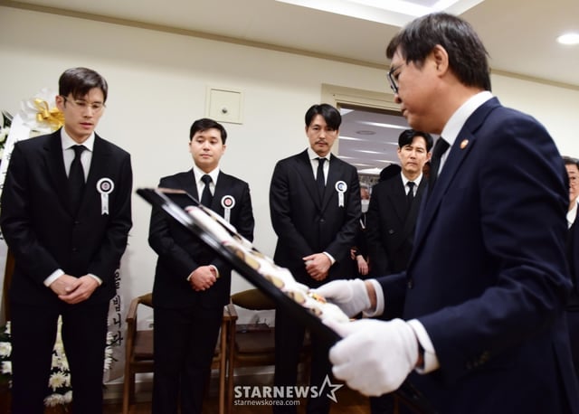 혈액암 투병 끝에 74세를 일기로 별세한 '국민 배우' 故 안성기의 빈소가 5일 서울성모병원 장례식장에 마련된 가운데 최휘영 문화체육관광부 장관이 금관문화훈장을 추서하고 있다. /사진공동취재단 2026.01.05 /사진=이동훈 photoguy@