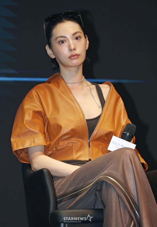 배우 나나가 2일 오후 서울 광진구 예스24라이브홀에서 진행된 영화 '전지적 독자 시점' 쇼케이스에서 포즈를 취하고 있다.   10년 이상 연재된 소설이 완결된 날 소설 속 세계가 현실이 된 세상에서 유일한 독자였던 ‘김독자’가 소설의 주인공 ‘유중혁’과 동료들과 함께 멸망한 세계에서 살아남기 위한 펼치는 이야기를 그린 판타지 액션 영화 '전지적 독자 시점’은 오는 23일 개봉한다. /2025.07.02 /사진=이동훈 photoguy@