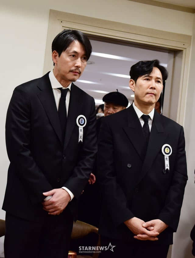 혈액암 투병 끝에 74세를 일기로 별세한 '국민 배우' 故 안성기의 빈소가 5일 서울성모병원 장례식장에 마련된 가운데 후배 배우 정우성, 이정재가 빈소를 지키고 있다. /사진공동취재단 2026.01.05 /사진=이동훈 photoguy@
