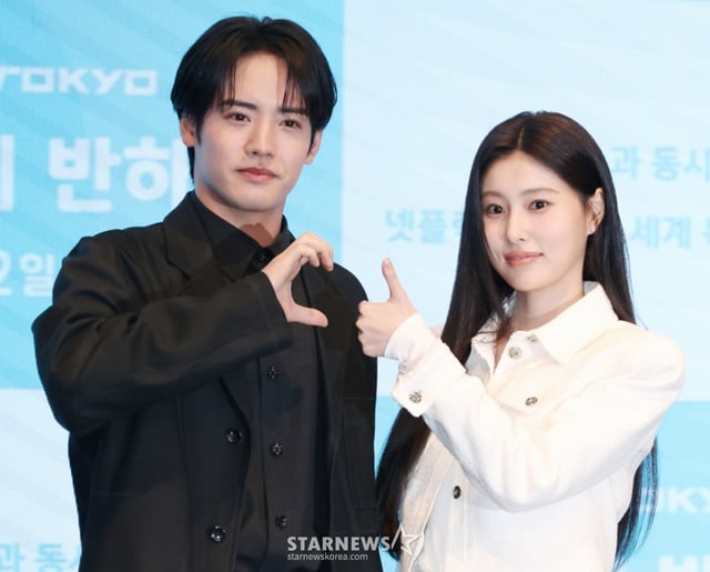 배우 아카소 에이지, 강혜원이 7일 오후 서울 구로구 더세인트에서 진행된 일본TV TOKYO 드라마 '첫입에 반하다' 제작발표회에 참석해 포즈를 취하고 있다.  ‘첫입에 반하다’는 일본과 한국의 각 문화와 가치관 차이에 혼란스럽지만 서로에게 끌리는 하세 타이가와 박린의 진심이 가슴 깊이 전해지는 순정 러브 스토리다. /2026.01.07 /사진=이동훈 photoguy@