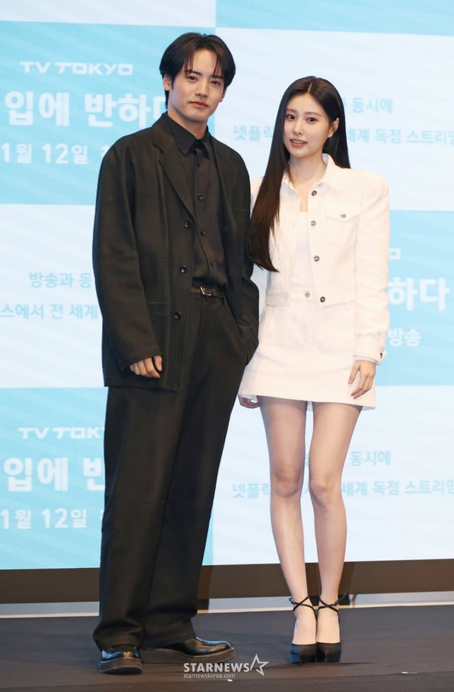 배우 아카소 에이지, 강혜원이 7일 오후 서울 구로구 더세인트에서 진행된 일본TV TOKYO 드라마 '첫입에 반하다' 제작발표회에 참석해 포즈를 취하고 있다.  ‘첫입에 반하다’는 일본과 한국의 각 문화와 가치관 차이에 혼란스럽지만 서로에게 끌리는 하세 타이가와 박린의 진심이 가슴 깊이 전해지는 순정 러브 스토리다. /2026.01.07 /사진=이동훈 photoguy@
