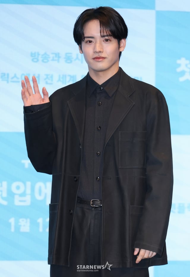 일본배우 아카소 에이지가 7일 오후 서울 구로구 더세인트에서 진행된 일본TV TOKYO 드라마 '첫입에 반하다' 제작발표회에 참석해 포즈를 취하고 있다. ‘첫입에 반하다’는 일본과 한국의 각 문화와 가치관 차이에 혼란스럽지만 서로에게 끌리는 하세 타이가와 박린의 진심이 가슴 깊이 전해지는 순정 러브 스토리다. /2026.01.07 /사진=이동훈 photoguy@