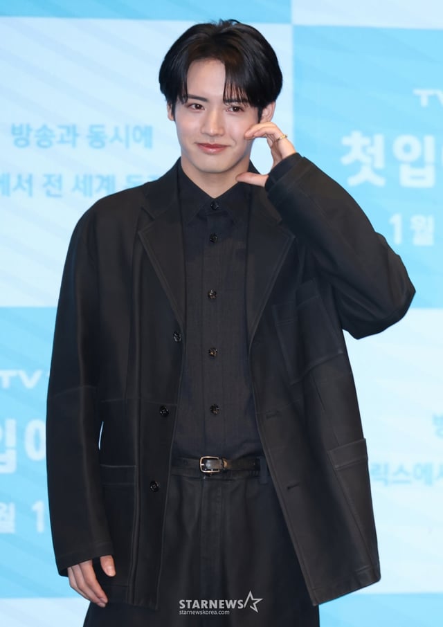 일본배우 아카소 에이지가 7일 오후 서울 구로구 더세인트에서 진행된 일본TV TOKYO 드라마 '첫입에 반하다' 제작발표회에 참석해 포즈를 취하고 있다. ‘첫입에 반하다’는 일본과 한국의 각 문화와 가치관 차이에 혼란스럽지만 서로에게 끌리는 하세 타이가와 박린의 진심이 가슴 깊이 전해지는 순정 러브 스토리다. /2026.01.07 /사진=이동훈 photoguy@