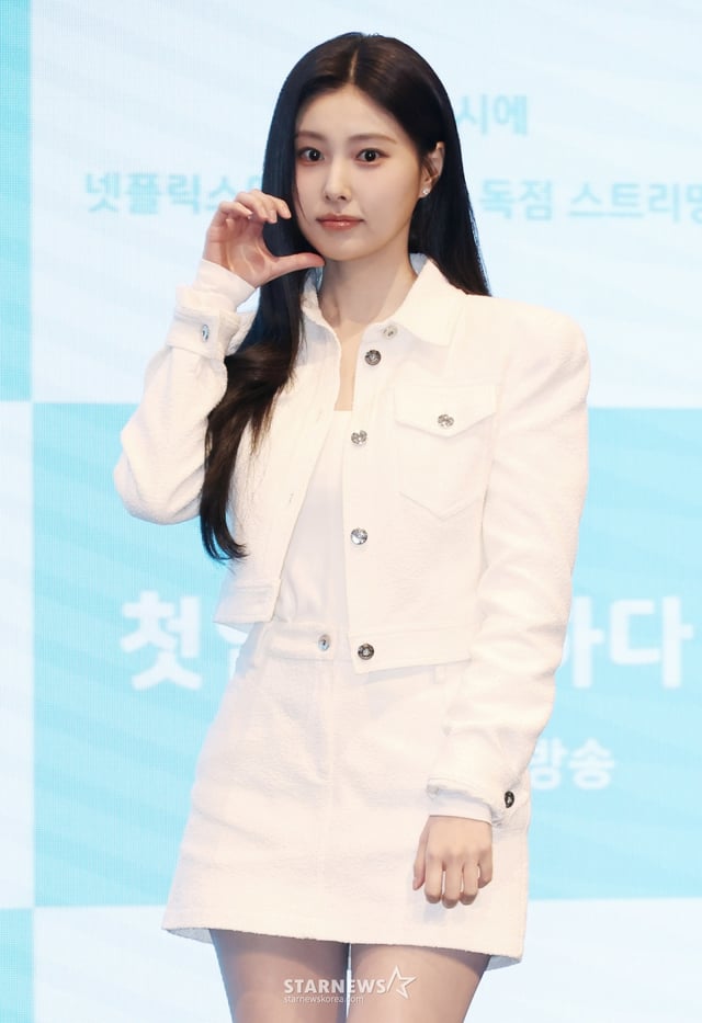 배우 강혜원이 7일 오후 서울 구로구 더세인트에서 진행된 일본TV TOKYO 드라마 '첫입에 반하다' 제작발표회에 참석해 포즈를 취하고 있다. ‘첫입에 반하다’는 일본과 한국의 각 문화와 가치관 차이에 혼란스럽지만 서로에게 끌리는 하세 타이가와 박린의 진심이 가슴 깊이 전해지는 순정 러브 스토리다. /2026.01.07 /사진=이동훈 photoguy@