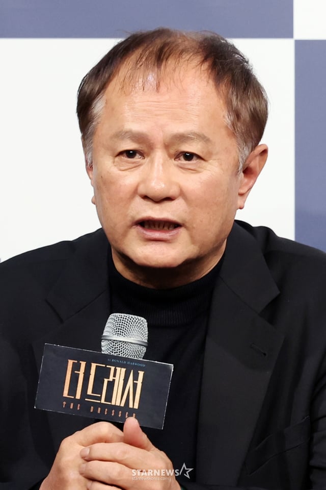 [서울=뉴시스] 박진희 기자 = 연극 '더 드레서' 배우 송승환이 19일 서울 종로구 대학로 예스24스테이지에서 기자간담회를 하고 있다. 2025.12.19. pak7130@newsis.com /사진=박진희