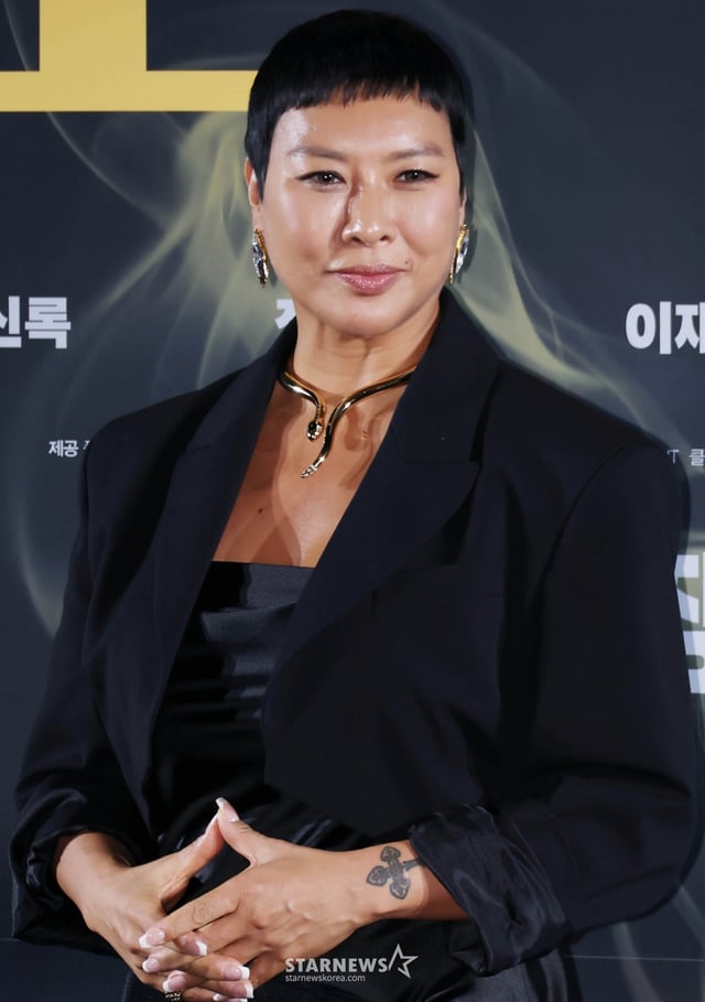 배우 정영주가 16일 오후 서울 강남구 메가박스 코엑스에서 진행된 영화 '프로젝트 Y'(감독 이환) 제작보고회에 참석해 포즈를 취고 있다.  화려한 도시 그 한가운데에서 다른 내일을 꿈꾸며 살아가던 미선과 도경이 인생의 벼랑 끝에서 검은 돈과 금괴를 훔치면서 벌어지는 이야기를 그린 영화 '프로젝트 Y’는 2026년 1월 16일 개봉한다. /2025.12.16 /사진=이동훈 photoguy@