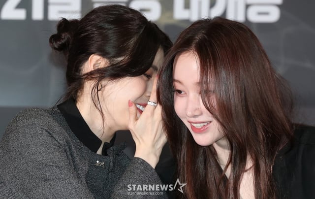 (서울=뉴스1) 권현진 기자 = 배우 한소희와 전종서(오른쪽)가 8일 서울 송파구 롯데시네마 월드타워점에서 열린 영화 '프로젝트 Y'(감독 이환) 언론시사회에 참석해 귀엣말을 하고 있다. '프로젝트 Y'는 화려한 도시 그 한가운데에서 다른 내일을 꿈꾸며 살아가던 미선(한소희 분)과 도경(전종서 분)이 인생의 벼랑 끝에서 검은 돈과 금괴를 훔치면서 벌어지는 이야기를 그린 작품이다. 2026.1.8/뉴스1 Copyright © 뉴스1. All rights reserved. 무단 전재 및 재배포, AI학습 이용 금지. /사진=(서울=뉴스1) 권현진 기자