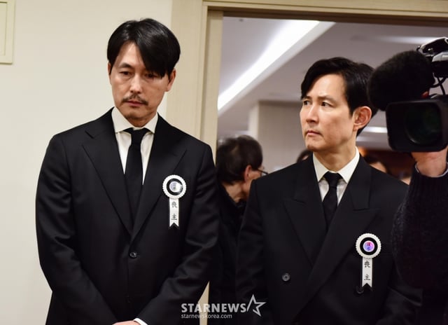 혈액암 투병 끝에 74세를 일기로 별세한 '국민 배우' 故 안성기의 빈소가 5일 서울성모병원 장례식장에 마련된 가운데 후배 배우 정우성, 이정재가 빈소를 지키고 있다. /사진공동취재단 2026.01.05 /사진=이동훈 photoguy@