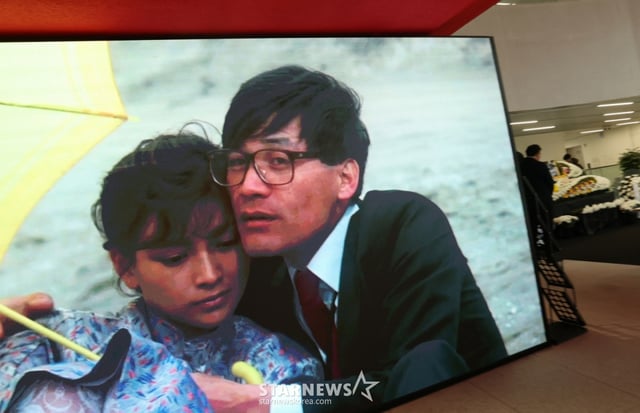 (서울=뉴스1) 오대일 기자 = 6일 오후 서울 중구 서울영화센터에 마련된 '국민배우' 고 안성기 시민 추모공간에 고인의 추모 영상이 상영되고 있다. 2026.1.6/뉴스1 Copyright © 뉴스1. All rights reserved. 무단 전재 및 재배포, AI학습 이용 금지. /사진=(서울=뉴스1) 오대일 기자