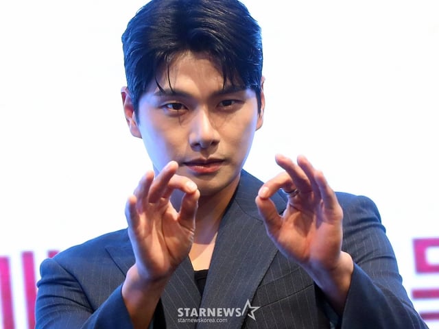 배우 이이경이 6일 오후 서울 구로구 더 세인트 웨딩에서 진행된 KBS 2TV 수목드라마 '페이스미' 제작발표회에 참석해 포즈를 취하고 있다. 2024.11.06 /사진=김창현 chmt@
