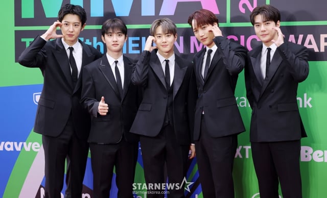 그룹 엑소가 20일 서울 구로구 고척스카이돔에서 열린 2025 멜론뮤직어워드(MMA2025) 레드카펫 행사에 참석해 포즈를 취하고 있다. /2025.12.20 /사진=김휘선 hwijpg@