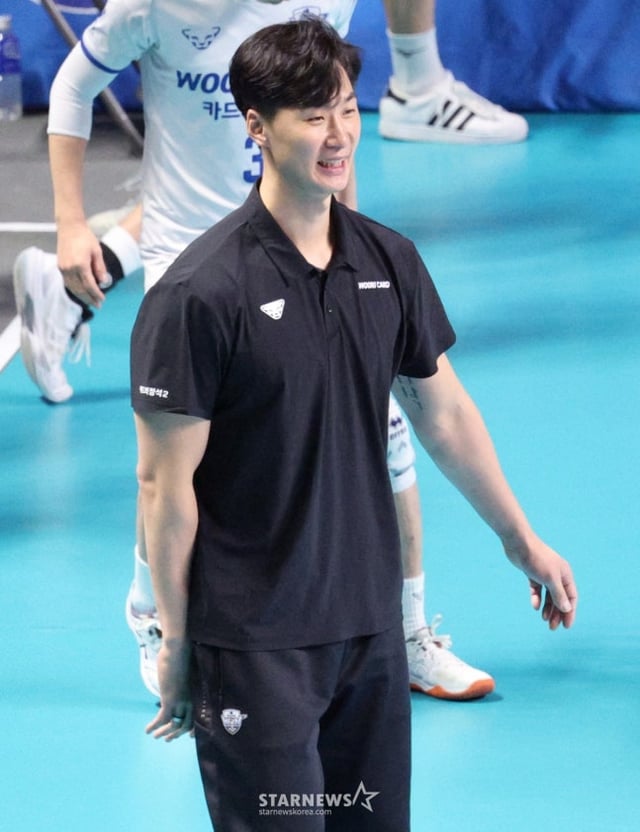 2025-2026 V-리그 남자부 우리카드 대 대한항공 경기가 8일 서울 장충체육관에서 열렸다. 우리카드 박철우 감독 대행이 밝은 표정으로 작전 지시를 하고 있다. /사진=김진경 대기자