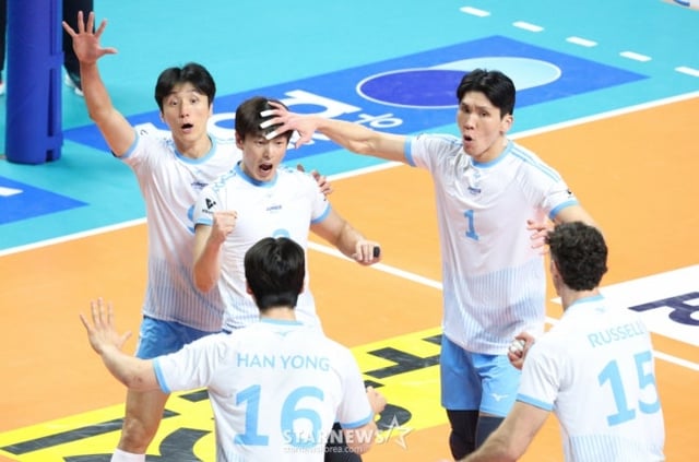2025-2026 V-리그 남자부 우리카드 대 대한항공 경기가 8일 서울 장충체육관에서 열렸다. 대한항공 한선수가 어려운 공격을 성공시킨 후 환호하고 있다. /사진=김진경 대기자