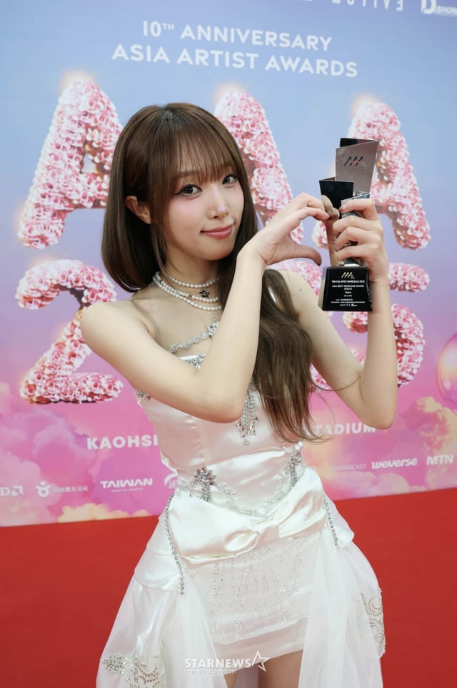 가수 최예나가 가오슝 내셔널 스타디움에서 진행된 스타뉴스 주최 '10주년 아시아 아티스트 어워즈 2025(10th Anniversary Asia Artist Awards 2025, '10주년 AAA 2025')에서 베스트 뮤지션상을 수상한 뒤 포즈를 취하고 있다. /사진=이동훈 photoguy@