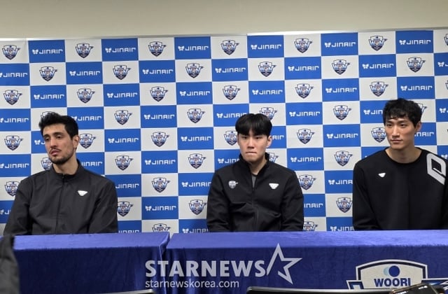 우리카드 아라우조, 한태준, 박진우(왼쪽부터)가 8일 대한항공전 승리 후 취재진과 인터뷰에 나섰다. /사진=김동윤 기자