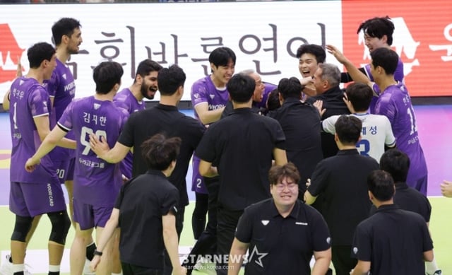 우리카드 시절 파에스 감독(가운데)과 선수단이 기뻐하고 있다. /사진=김진경 대기자