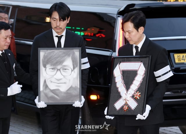 배우 정우성, 이정재가 지난 5일 별세한 국민배우 故 안성기의 영정과 금관문화훈장을 들고 서울 중구 명동성당에 들어서고 있다. /2026.01.09 /사진=김휘선 hwijpg@