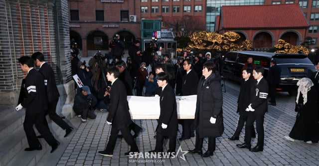 9일 서울 중구 명동성당에서 지난 5일 별세한 국민배우 故안성기의 장례 미사를 위해 정우성, 이정재와 동료 배우들이 들어서고 있다. /2026.01.09 /사진=김휘선 hwijpg@