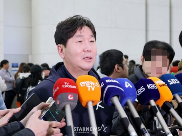 류지현 WBC 대표팀 감독이 9일 인천국제공항에서 출국을 앞두고 취재진과 인터뷰를 하고 있다. /사진=강영조 선임기자