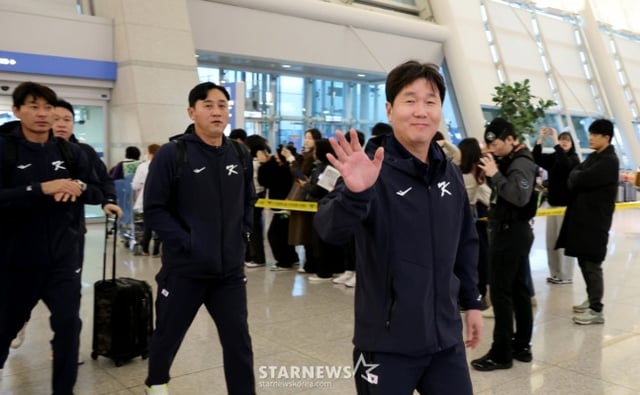 류지현 대표팀 감독(오른쪽)이 공항에 들어서며 팬들을 향해 손을 흔들어 인사하고 있다. /사진=강영조 선임기자