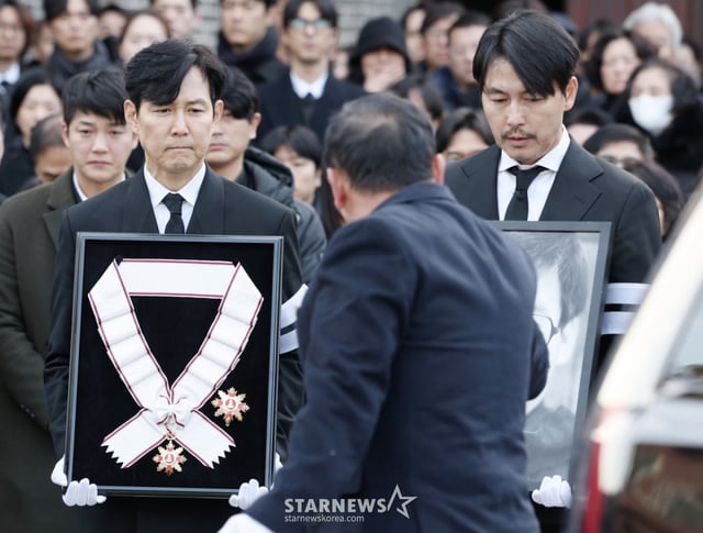 배우 이정재, 정우성이 9일 서울 중구 명동성당에서 지난 5일 별세한 국민배우 故 안성기의 장례미사에 참석해 애도하고 있다./2026.01.09 /사진=김휘선 hwijpg@