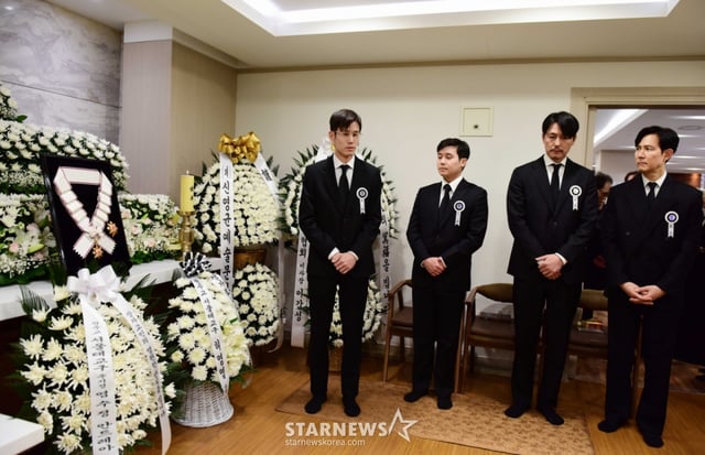 혈액암 투병 끝에 74세를 일기로 별세한 '국민 배우' 故 안성기의 빈소가 5일 서울성모병원 장례식장에 마련된 가운데 추서된 금관문화훈장이 제단에 놓여있다. /사진공동취재단 2026.01.05 /사진=이동훈 photoguy@