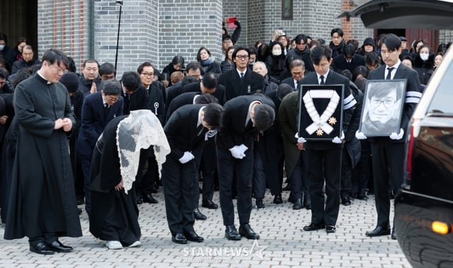 9일 서울 중구 명동성당에서 지난 5일 별세한 국민배우 故 안성기의 장례미사가 엄수되고 있다./2026.01.09 /사진=김휘선 hwijpg@
