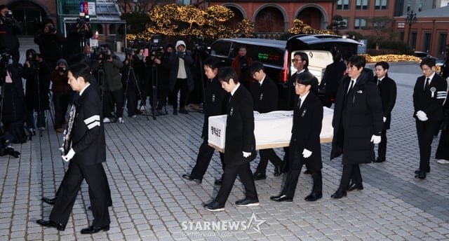 9일 서울 중구 명동성당에서 지난 5일 별세한 국민배우 故안성기의 장례 미사를 위해 정우성, 이정재와 동료 배우들이 들어서고 있다. /2026.01.09 /사진=김휘선 hwijpg@