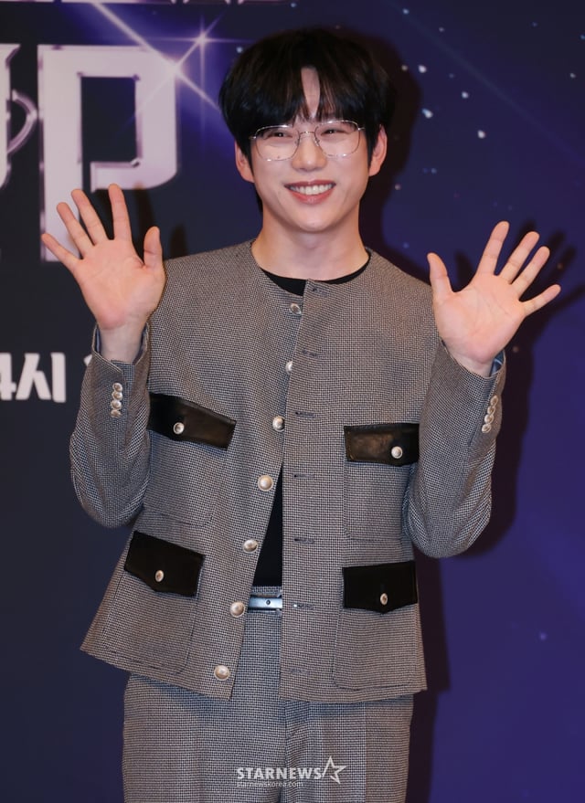 가수 권정열이 9일 오후 서울 양천구 목동 SBS에서 진행된 예능프로그램 '베일드 컵' 제작발표회에 참석해 포즈를 취하고 있다.   오직 목소리만으로 실력을 겨루는 '세상에서 가장 공평한 오디션'이라는 타이틀로 기획 단계부터 화제를 모은 '베일드 뮤지션'의 글로벌 확장판인 '베일드 컵'은 대한민국, 중국, 일본, 필리핀, 태국, 인도네시아, 베트남, 몽골, 라오스까지 아시아 9개국에서 선발된 톱3가 국가의 자존심을 걸고 펼치는 보컬 국가 대항전이다. /2026.01.08 /사진=이동훈 photoguy@