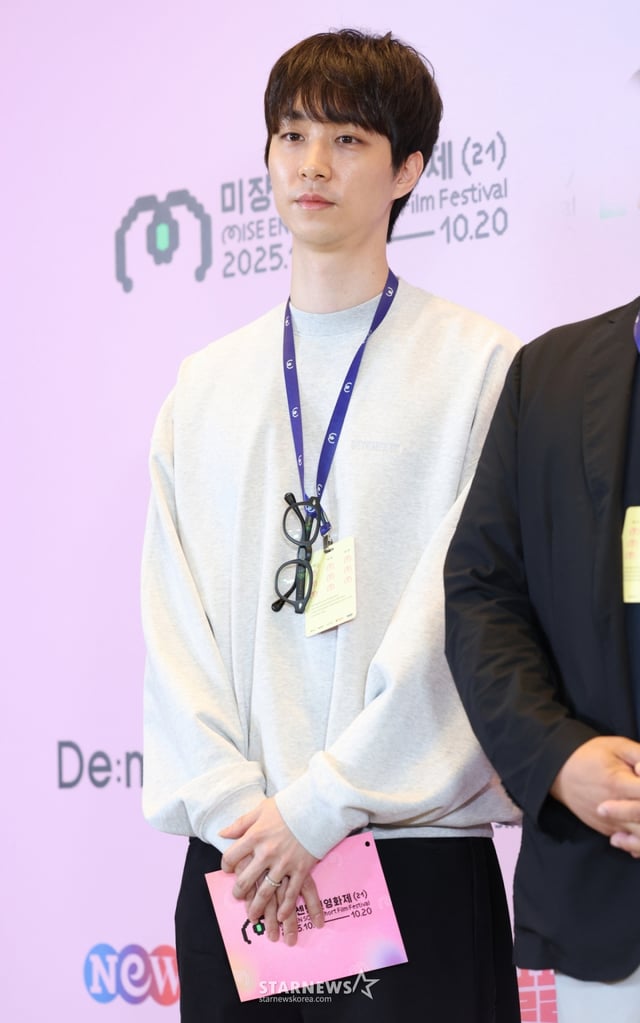 (서울=뉴스1) 권현진 기자 = 이충현 감독이 16일 오후 서울 용산구 CGV용산아이파크몰에서 열린 ‘제21회 미쟝센단편영화제’에 참석해 포즈를 취하고 있다. 2025.10.16/뉴스1 Copyright © 뉴스1. All rights reserved. 무단 전재 및 재배포, AI학습 이용 금지. /사진=(서울=뉴스1) 권현진 기자