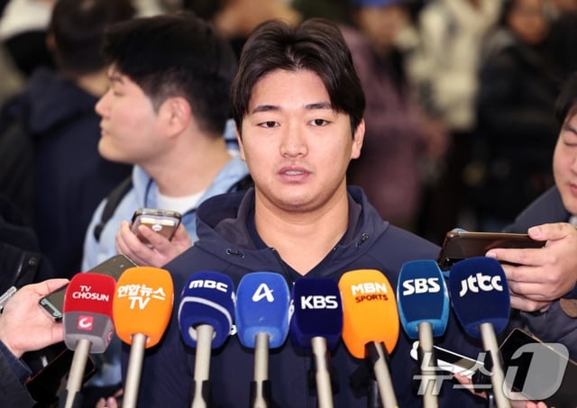 고우석이 9일 2026 WBC 1차 스프링캠프를 위해 인천국제공항에서 출국하고 있다. /사진=뉴스1 제공