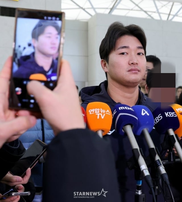 야구대표팀 고우석이 9일 인천공항을 통해 WBC 1차 전지훈련지인 사이판으로 떠나기 앞서 출국장에서 기자회견을 하고 있다. /사진=강영조 선임기자 