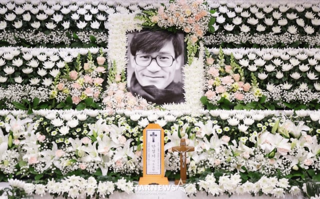 혈액암 투병 끝에 74세를 일기로 별세한 '국민 배우' 故 안성기의 빈소가 5일 서울성모병원 장례식장에 마련된 가운데 고인의 영정사진이 제단에 놓여 있다. /사진공동취재단 2026.01.05 /사진=이동훈 photoguy@