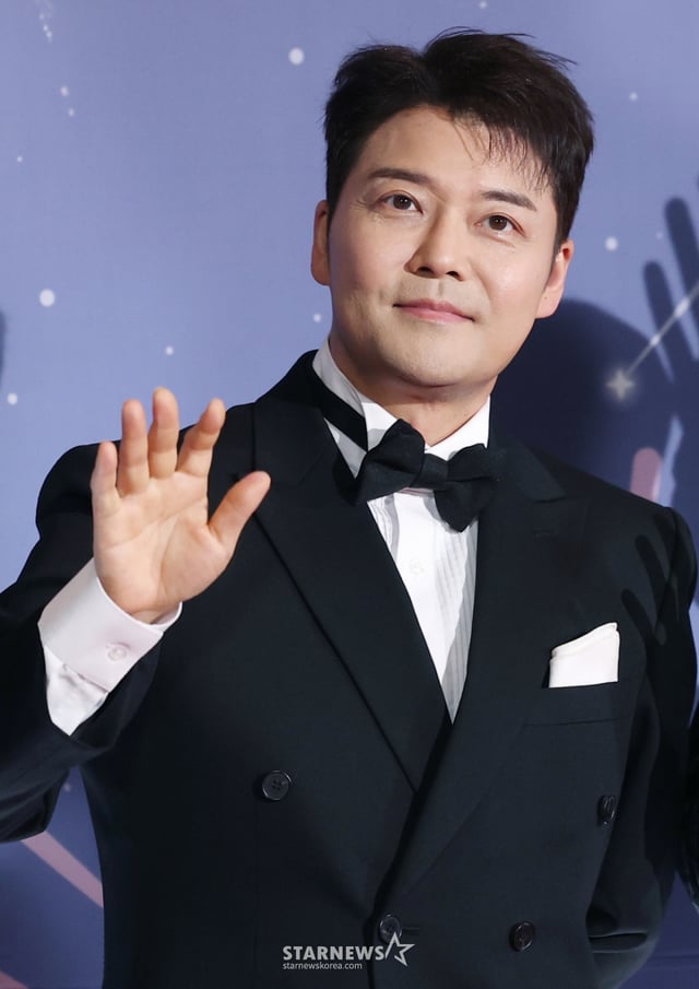 (서울=뉴스1) 권현진 기자 = 방송인 전현무가 29일 오후 서울 마포구 MBC 미디어센터 공개홀에서 열린 '2025 MBC 방송연예대상' 레드카펫 행사에 참석해 포즈를 취하고 있다. 2025.12.29/뉴스1 Copyright © 뉴스1. All rights reserved. 무단 전재 및 재배포, AI학습 이용 금지. /사진=(서울=뉴스1) 권현진 기자