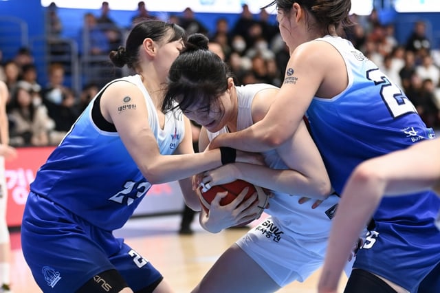BNK썸과 신한은행 경기 중. /사진=WKBL 제공