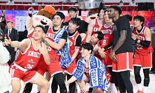 수원KT전 승리 후 기념사진 찍는 서울SK. /사진=KBL 제공