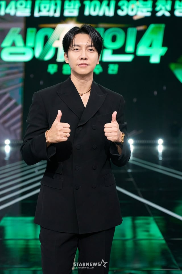 가수 이승기가 JTBC 예능 '싱어게인4-무명가수전' 제작발표회에 참석해 포즈를 취하고 있다. /사진제공=JTBC 2025.10.14 /사진=이동훈 photoguy@