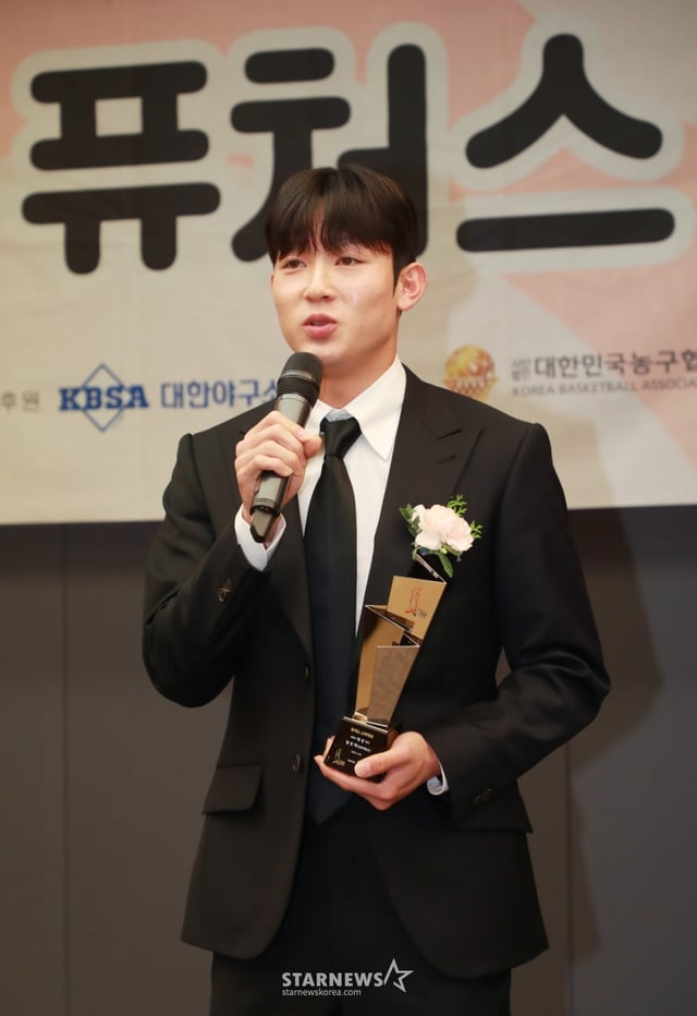25일 오후 서울 프레스센터에서 진행된 2024 퓨처스 스타대상 시상식(주최 스타뉴스)에서 축구부문 대상을 수상한 양민혁이 수상 소감을 말하고 있다. ‘퓨처스 스타대상’은 한국 스포츠 발전과 아마추어 체육 활성화에 기여하고자 제정됐다. /사진=이동훈 기자
