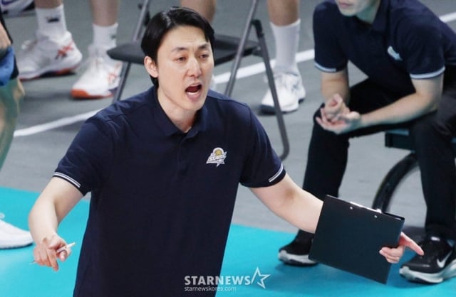 2025-2026 V-리그 남자부 우리카드 대 KB손해보험 경기가 11일 서울 장충체육관에서 열렸다. KB 하현용 감독 대행이 작전 지시를 하고 있다. /사진=김진경 대기자